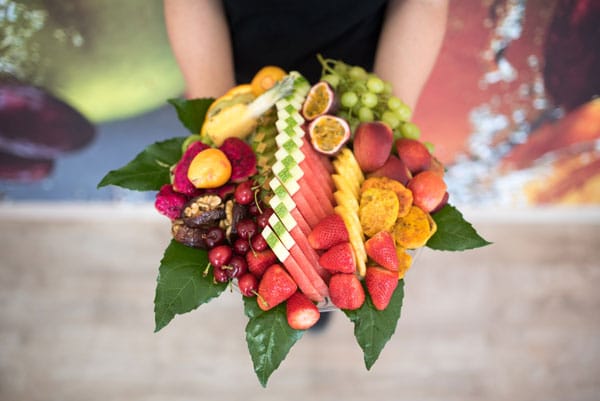 שפע פרי הזמנת מגשי פירות מעוצבים למסיבות ואירועים